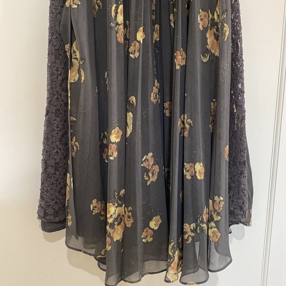 Cute little pleated dress - Picture 3 of 7